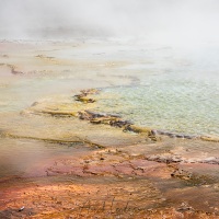 Parc Yellowstone: écoulement d'eau se refroidissant, ce qui explique les différentes couleurs