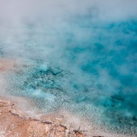 Parc Yellowstone: Excelsior geyser crater. Plus l'eau esst chaude plus elle est libre de microorganismes et donc transparente