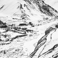 Vue sur le Rumbak Lodge et les vallées autour