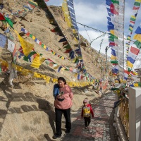 Leh: drapeaux à prières sur le chemin de l