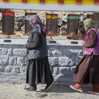 Femmes aux moulins à prières