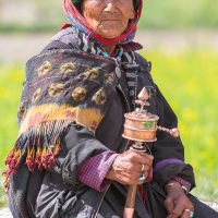 Femme ladakhi et son moulin à prière