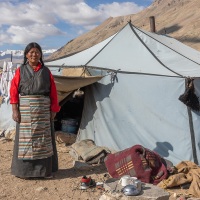 Femme nomade devant la tente