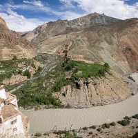 Phuktal: monatère et vallée de l\'autre côté de la rivière Tsarap