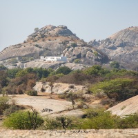 Sena: temple au-dessus du village et collines à léopards